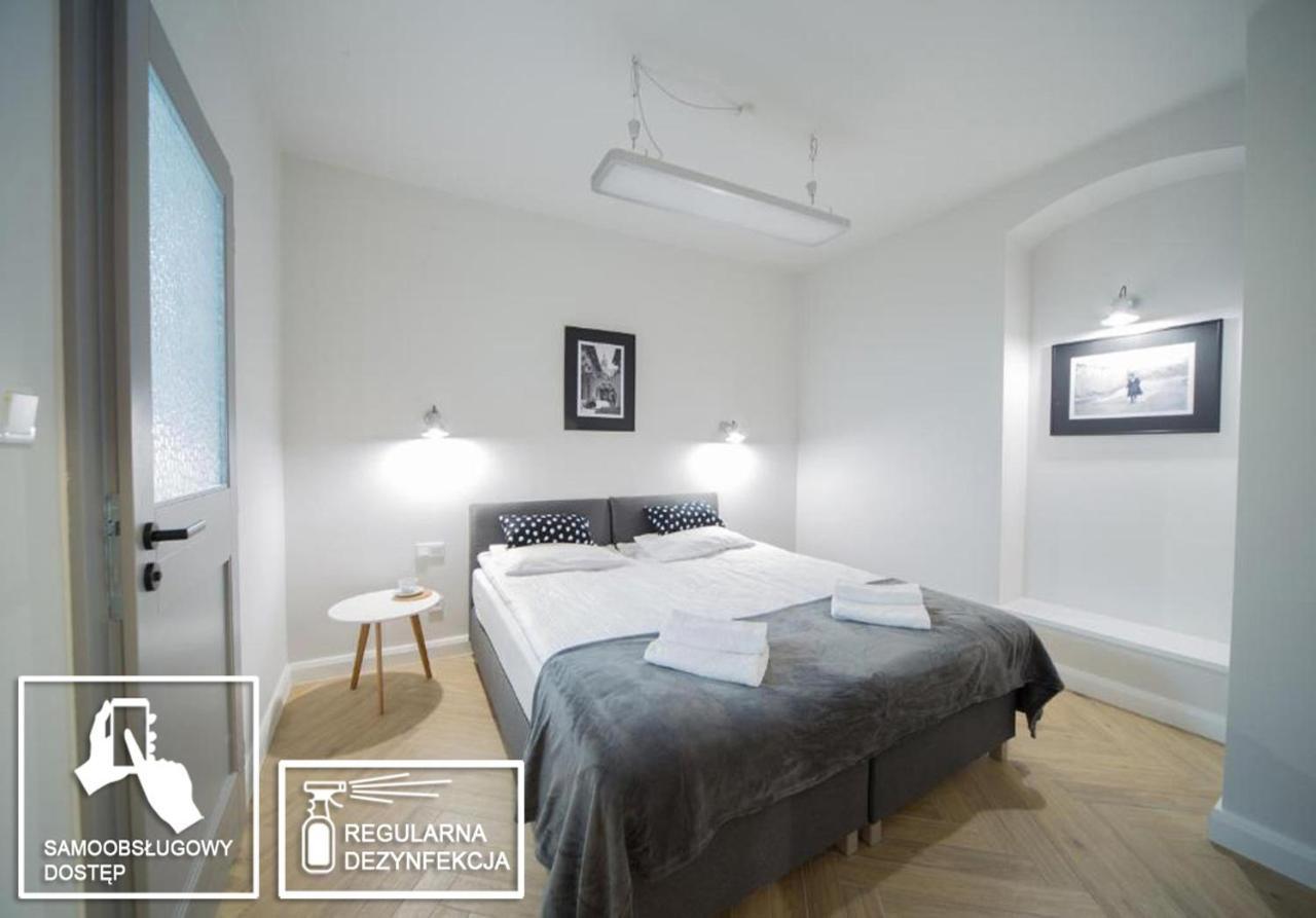 M5 Main Square Stylish One Bedroom Краков Экстерьер фото