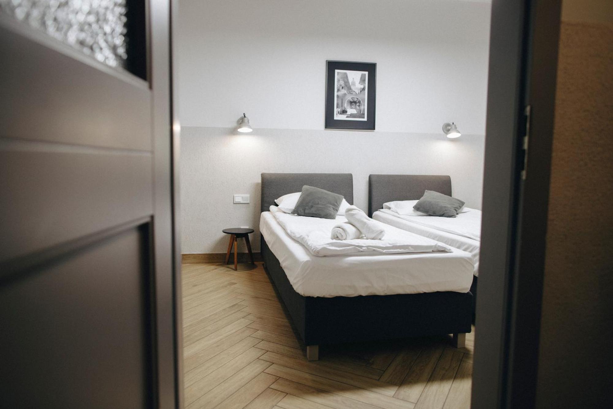 M5 Main Square Stylish One Bedroom Краков Экстерьер фото