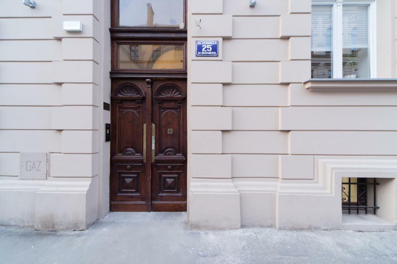 M5 Main Square Stylish One Bedroom Краков Экстерьер фото