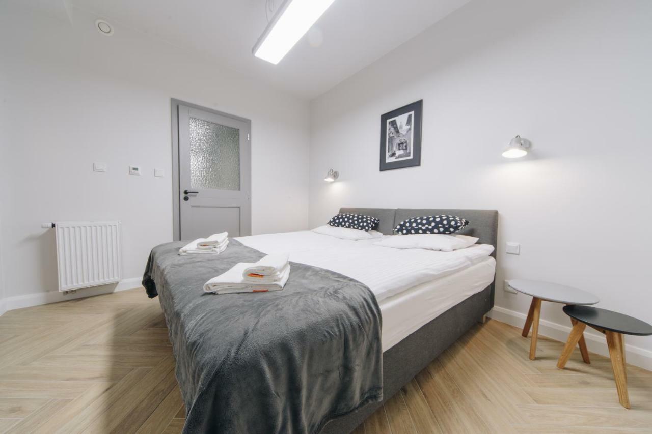 M5 Main Square Stylish One Bedroom Краков Экстерьер фото