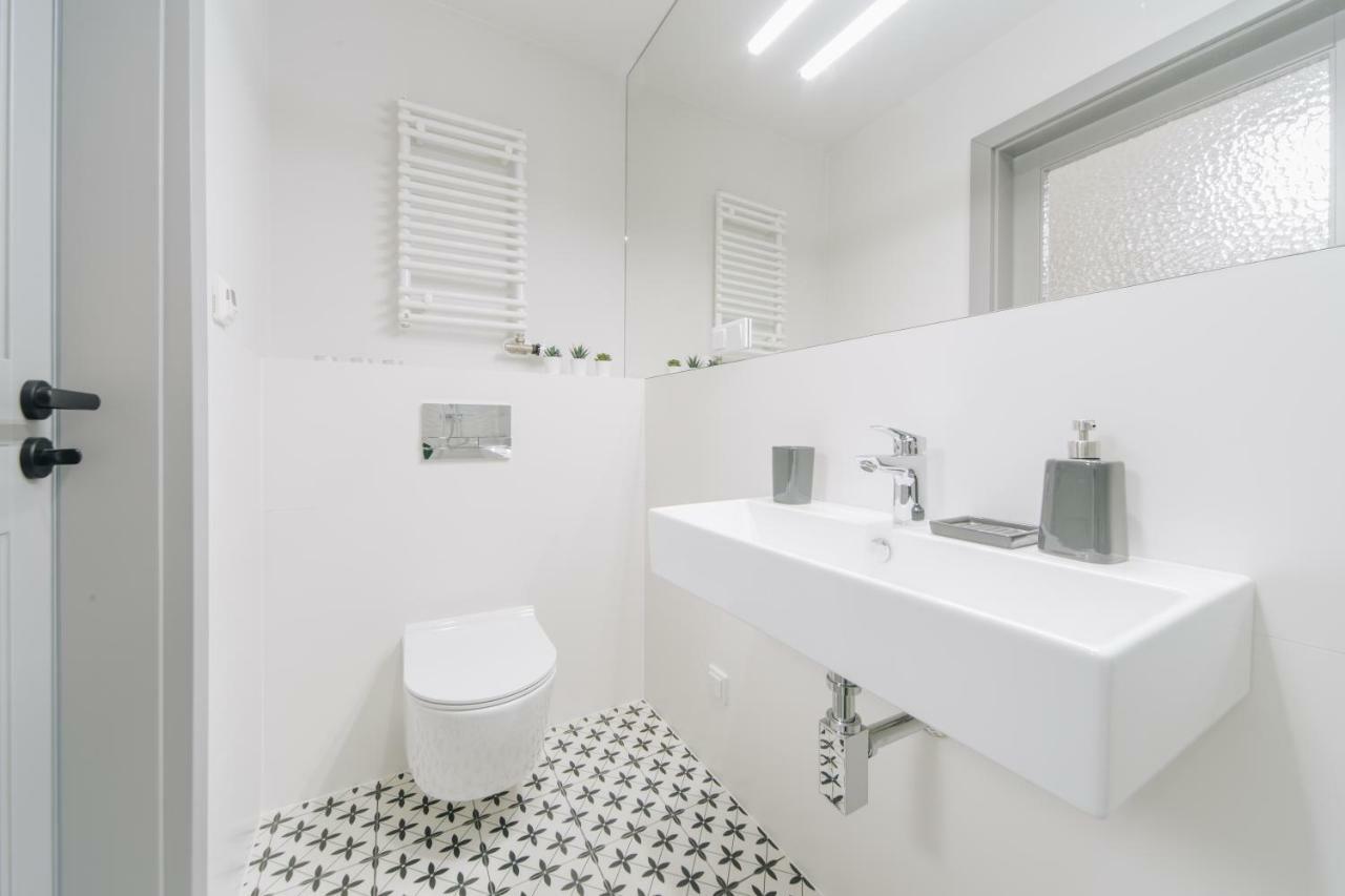 M5 Main Square Stylish One Bedroom Краков Экстерьер фото