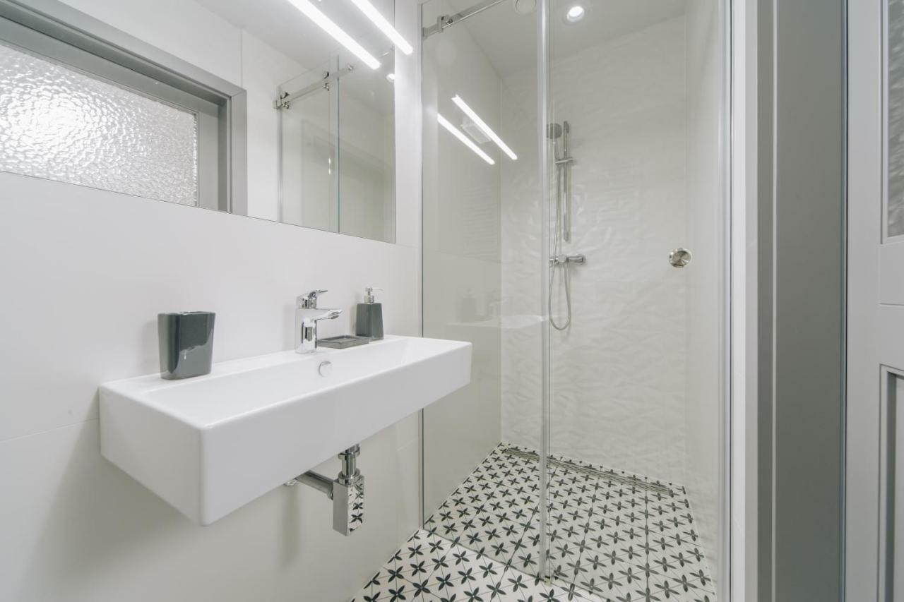 M5 Main Square Stylish One Bedroom Краков Экстерьер фото