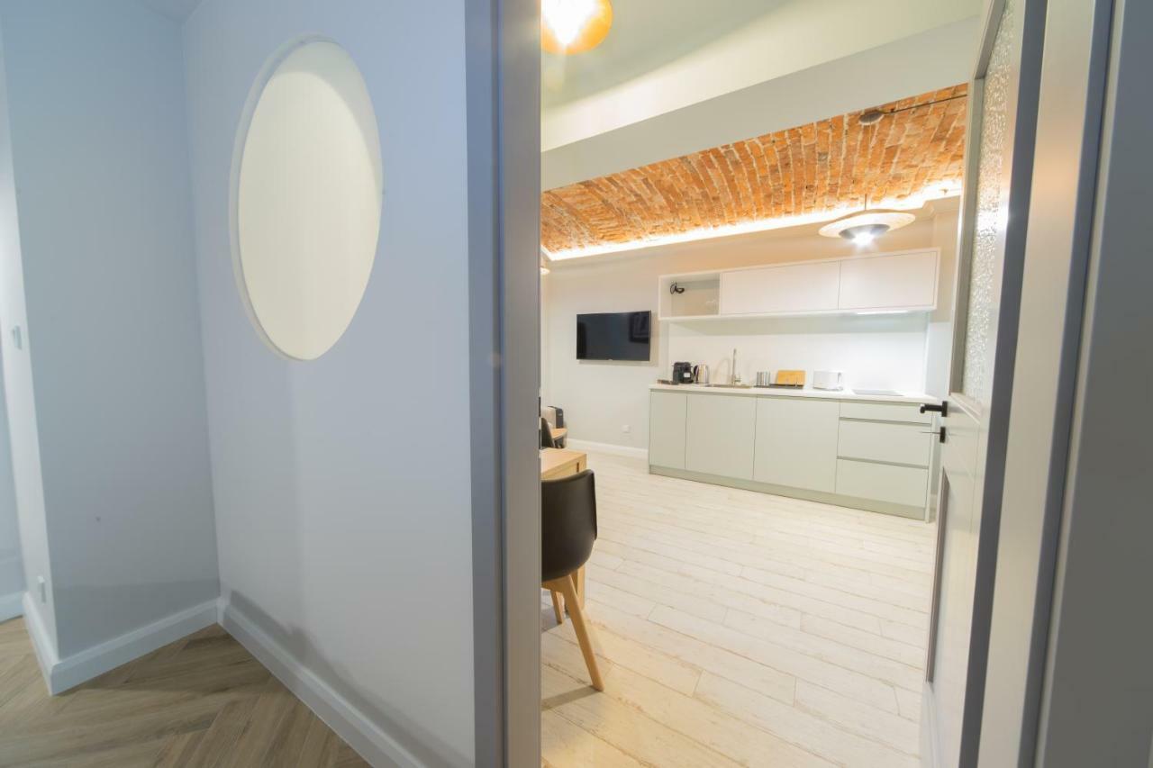 M5 Main Square Stylish One Bedroom Краков Экстерьер фото