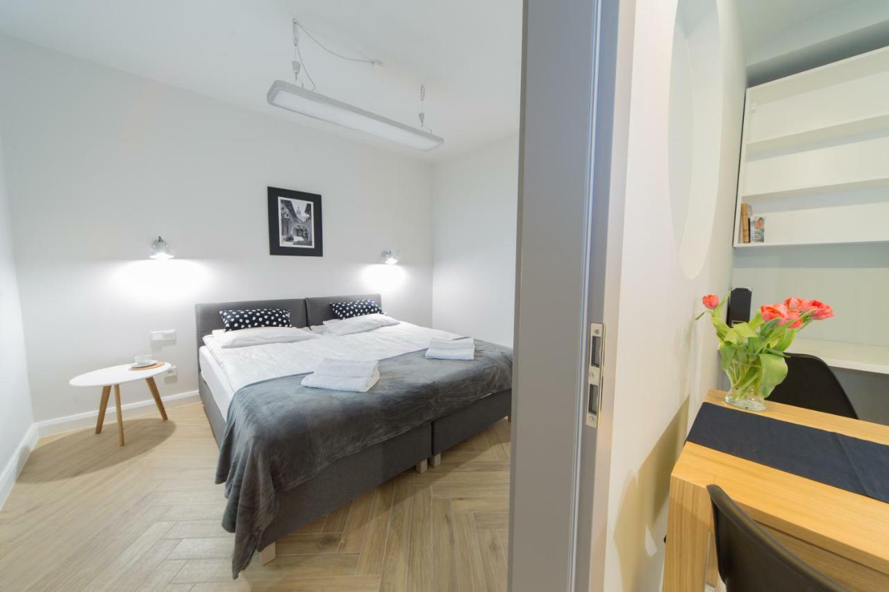 M5 Main Square Stylish One Bedroom Краков Экстерьер фото