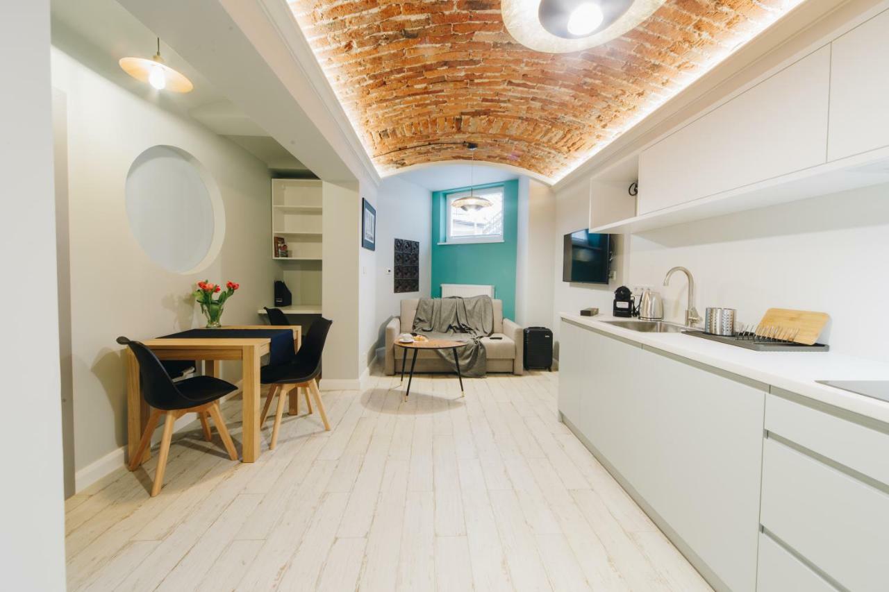 M5 Main Square Stylish One Bedroom Краков Экстерьер фото